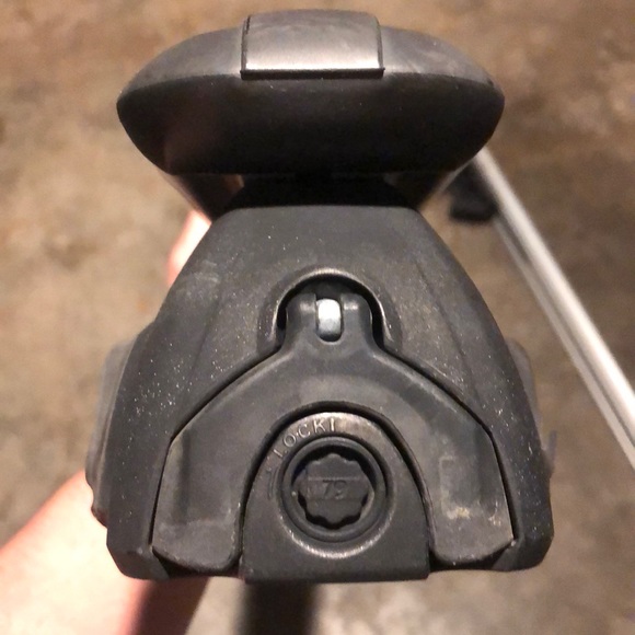 2010 Jeep Liberty roof rack cross bars - Picture 4 of 5